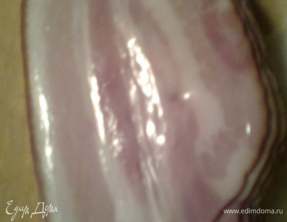 Готовим начинку:бекон с копчёной колбасой нарезаем мелко и обжариваем без масла.