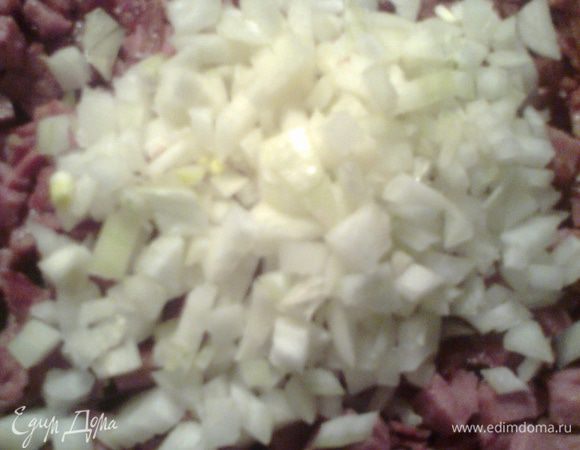 Когда образуется жир в сковороде-добавляем лук.Всё слегка обжариваем.