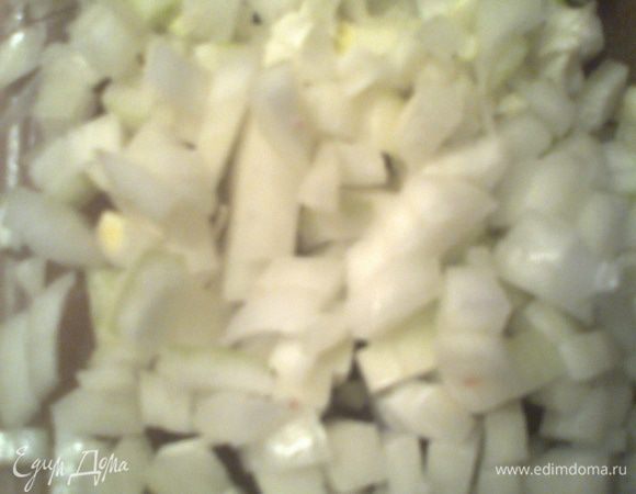 Нарезаем большую луковицу или две средние.