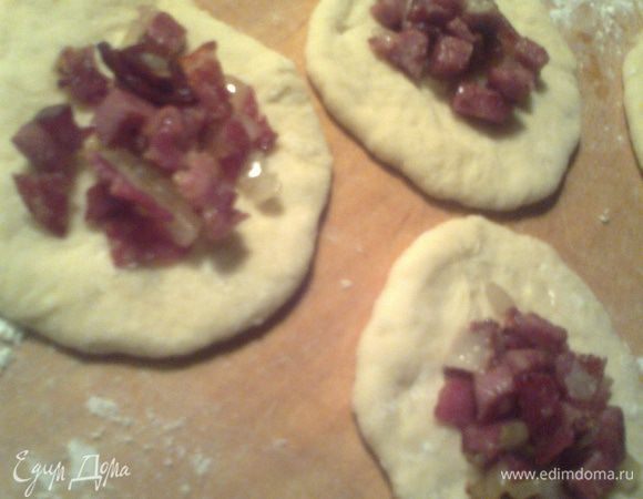 Выкладываем по чайной ложке начинки на кружки.