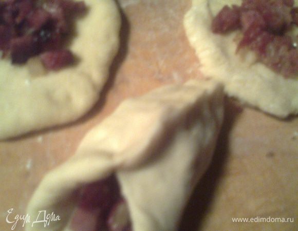 Защипываем как пельмешки,но только"шов"прижимаем потом!