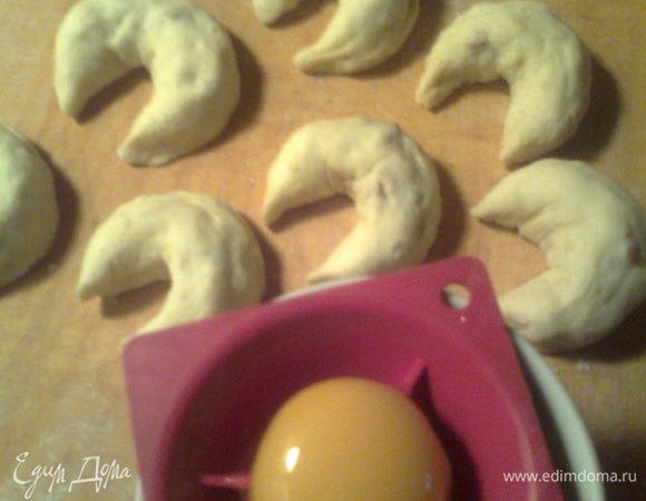 Смазываем взбитым желтком.