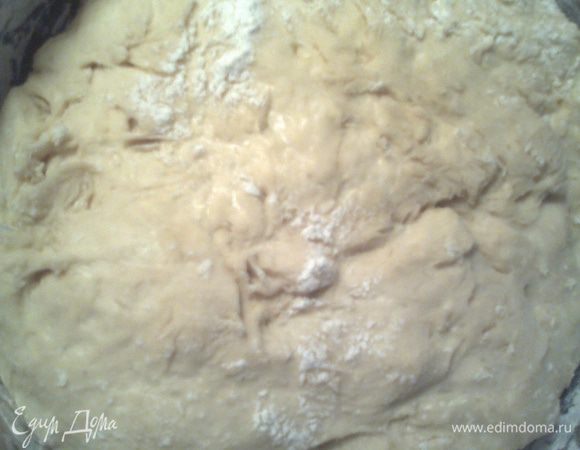 Так выглядит тесто в тёплом месте через полчаса.