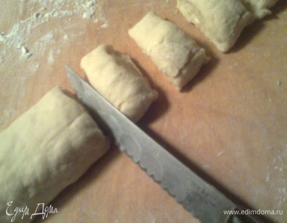 Раскатываем из теста"колбаску"и отделяем кусочки.