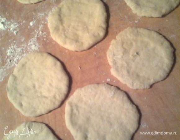 Раскатываем кружки не очень тонко.