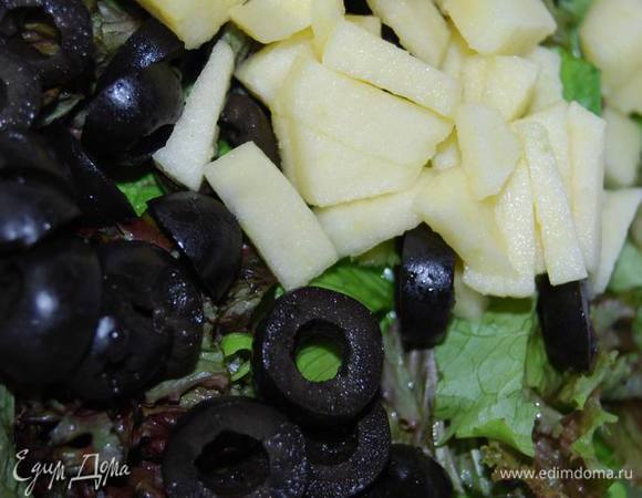 Добавим очищенное и нарезанное мелкой соломкой яблоко и кружочки маслин.