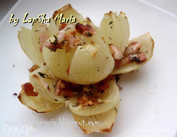 В качестве закуски целую луковицу можно раскрыть как красивый цветок и подать каждому гостю на отдельной тарелке. Приятного аппетита!