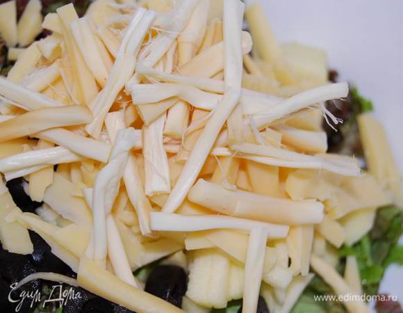 Два сыра. Копченость сулугуни придает салату очень интересный вкус.