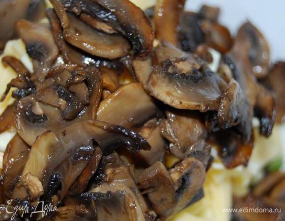 Обжаренные слайсами шампиньоны.
