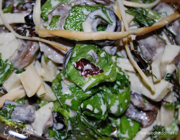 Заправим йогуртом(или сметаной,майонезом- по желанию) и получаем очень свежий и одновременно благородно-копченый вкус! 