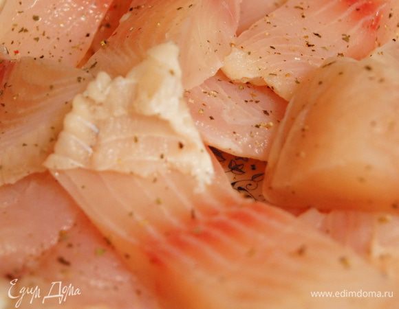 Филе рыбы нарезать на кусочки и замариновать в соли, перце, приправе для рыбы и лимоном соке.