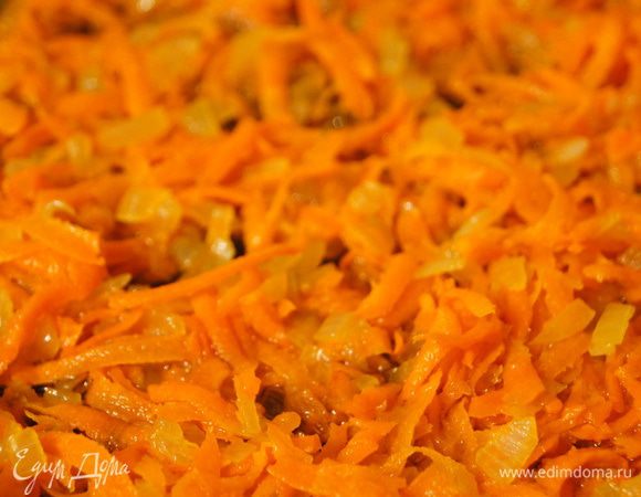 Морковь с луком по пасировать на растительном масле.
