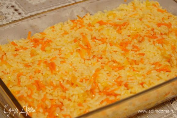 Смешать рис с морковью и луком, посолить по перчить. Уложить в форму для запекания.