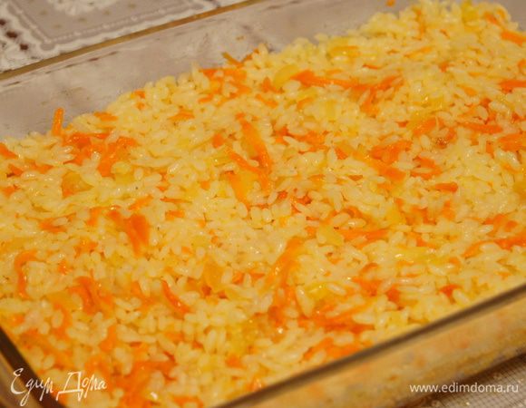 Смешать рис с морковью и луком, посолить по перчить. Уложить в форму для запекания.