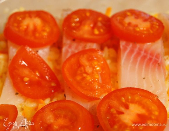 Нарезать кружками помидор и уложить на рыбу.