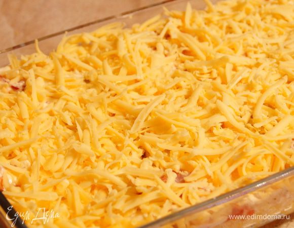 Посыпать все тертым сыром. Запечь в духовке при температуре 200 градусов 30 мин.