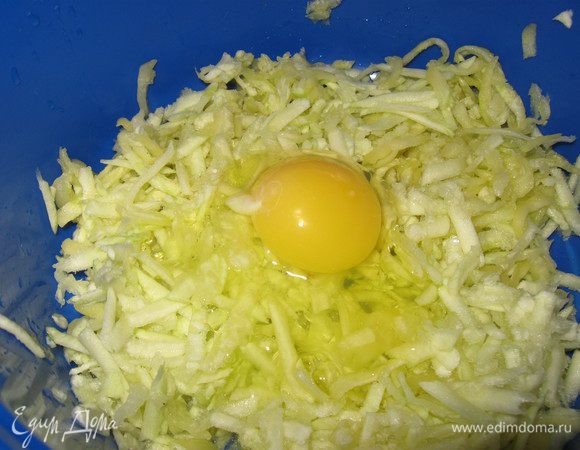 кабачки почистить и натереть на терке. Лишнюю влагу отжать. Добавить яйцо, посолить и перемешать