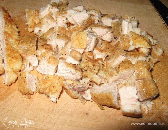 Куриное филе порезать маленькими кусочками, обжарить на растительном масле минут пять(я поджарила биточки из грудки и порезала на кубики)