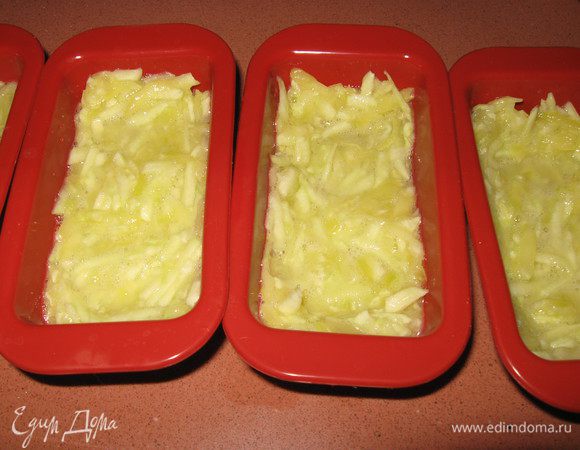 Кабачковую массу распределить по дну и стенкам формочек для запекания.