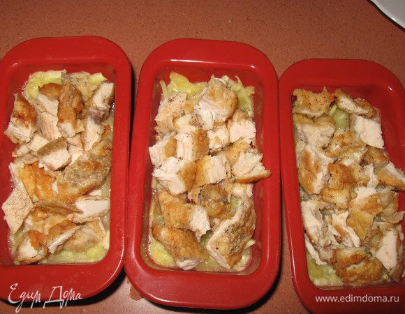  На кабачковую массу выложить куриное филе.