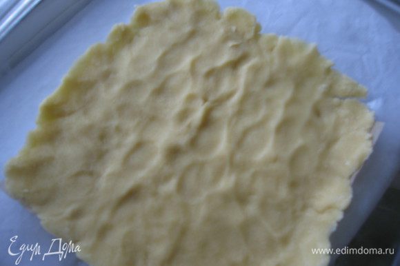 Собираем пирог: дно формы выстилаем бумагой,достаем тесто из холодильника, 2/3 выкладываем на дно формы, аккуратно разравнивая пальцами