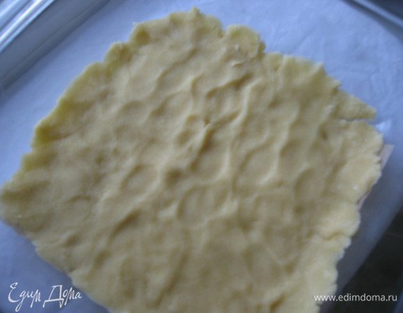 Собираем пирог: дно формы выстилаем бумагой,достаем тесто из холодильника,  2/3  выкладываем на дно формы, аккуратно разравнивая пальцами