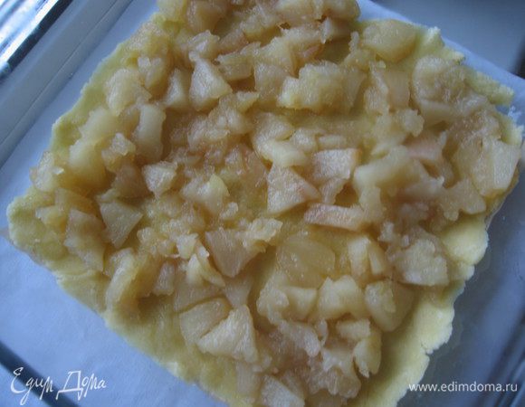 На тесто выкладываем яблочную начинку