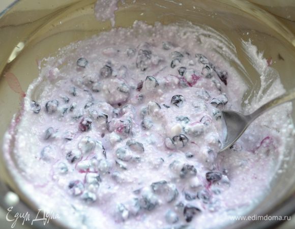 Замесить тесто и дать ему постоять при комнатной температуре мин.30.
Для начинки: 
чернику выложить в глубокую тарелку, присыпать 1 ст.ложкой сахара и крахмалом. Оставить минут на 15. Творог перетереть с сахаром (или взбить блендером).Добавить 1 желток и тщательно перемешать. Слить сок от черники, а сами ягоды добавить к творожной массе. Перемешать аккуратно, чтобы не помять ягоды.Сок надо очень тщательно сливать, чтобы начинка не получилась жидкой.