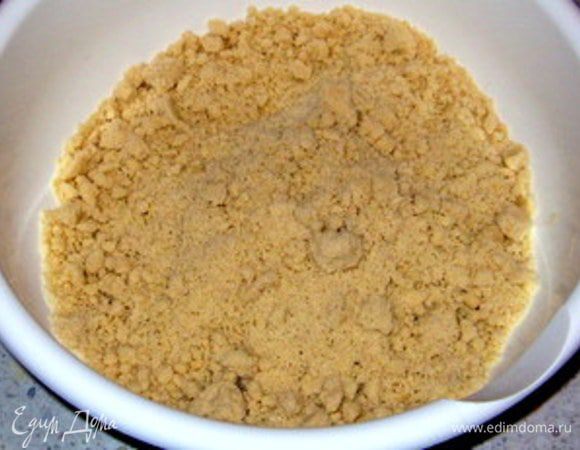 Для теста муку перемешать с маслом до получения крошки. Добавить сахар, яйцо, разрыхлитель, цедру лимона и щепотку соли. Завернуть полученное тесто в целофан и положить в холодильник на 30 минут.