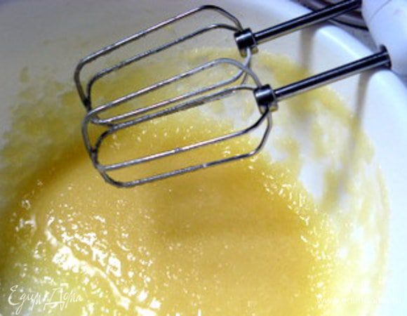 Для крема взбить мягкое масло с сахаром.
