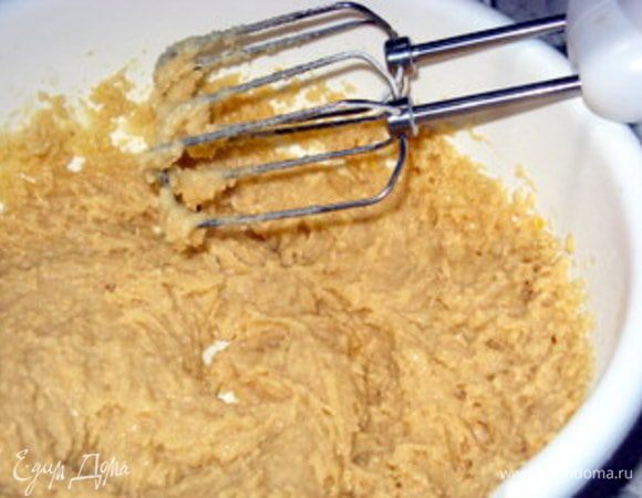 Добавить муку, яйцо, ликёр и хорошо взбить до состояния крема.
