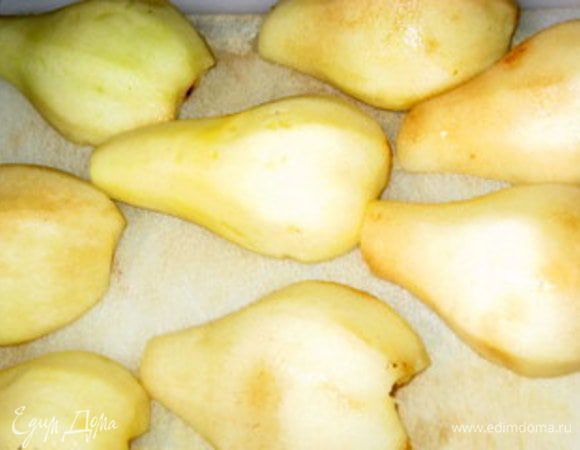 Груши помыть и почистить. Разрезать пополам и вырезать сердцевинку. Чтобы груши не темнели, опустить их в воду с лимоном.