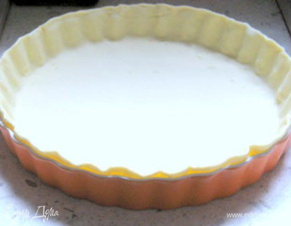 Раскатать тесто.Накрыть форму для выпечки пергаментом и выложить тесто.
