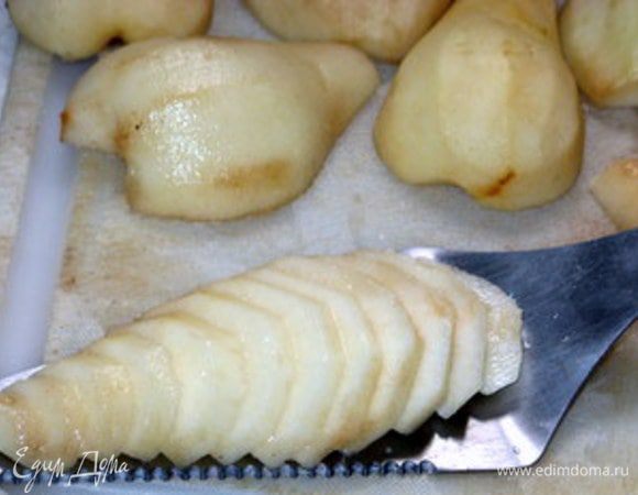 На лопатке нужно красиво разложить их так, как они должны быть разложены на тарте.
