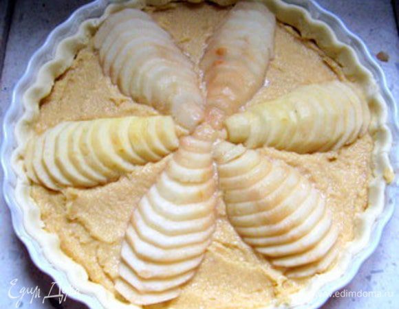 Выпекать при 180° около 40 минут. Если нужно, на последнии 10 минут можно прикрыть тарт фольгой. Готовый тарт смазать для блеска слегка подогретым абрикосовым джемом или присыпать сахарной пудрой.