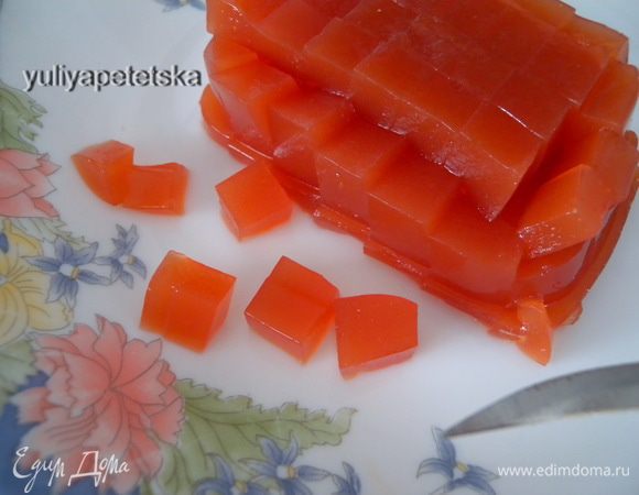 Поставить застыть. Я выставила на балкон и через 20 минут у меня желе было готово. Порезать на кубики. 