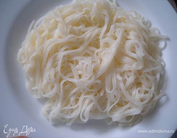 На тарелку выложить подушку из холодной лапши. 