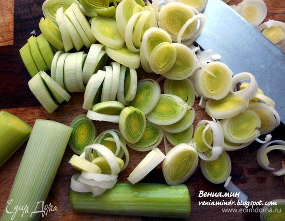 Лук-порей освободить от внешних жестких листьев, промыть и нарезать. 