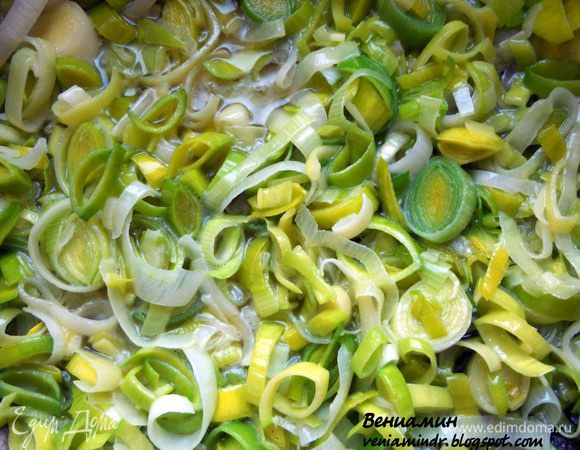 В сковороде/сотейнике распустить сливочное масло, добавить 2-3 с.л. оливкового. Выложить лук и, помешивая, обжаривать на достаточно сильном огне пару минут. 