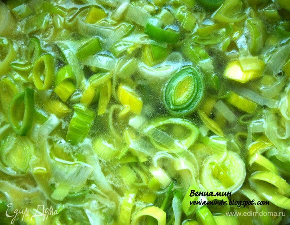 Влить вино и оставить еще на несколько минут, пока не останется лишь приятный и тонкий аромат вина (резкий алкогольный уйдет). 