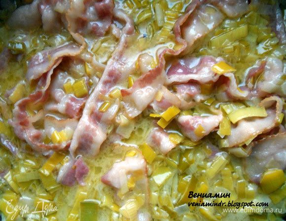 Тушить лук на среднем (или ниже среднего) огне минут 15-20, можно вообще не трогая его (по методу Оливера), либо слегка перемешивая время от времени (на всякий случай; по моему методу):) Присолить, если, конечно, бекон не очень соленый. В итоге получится такая вот красота! 