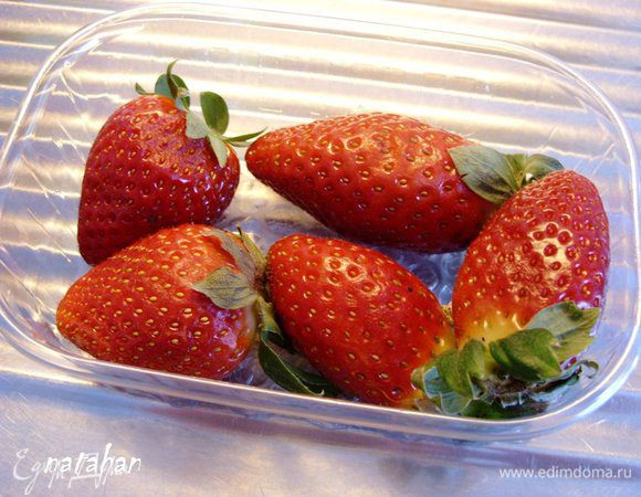 Клубнику помыть и обсушить бумажным полотенцем.