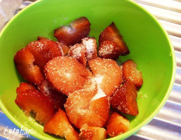 Почистить её, мелко  порезать и сложить в специальную плошку для микроволновки.
Добавить сахар и лимонную цедру. Перемешать.