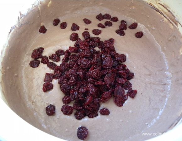 Яйца взбить с сахаром. Кефир с содой (+уксус 1 ст. л, можно без него). Муку просеять, смешать с какао. Все соединить. Добавить 1 стакан вяленой или сушеной вишни. Выпекать бисквит в большой форме на бумаге обязательно смазанной маслом.  Выпекать при температуре 140-160 градусов до готовности. 