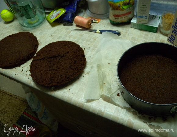 Остывший бисквит разрезать на 3 коржа. Пропитать сиропом (+вода). 