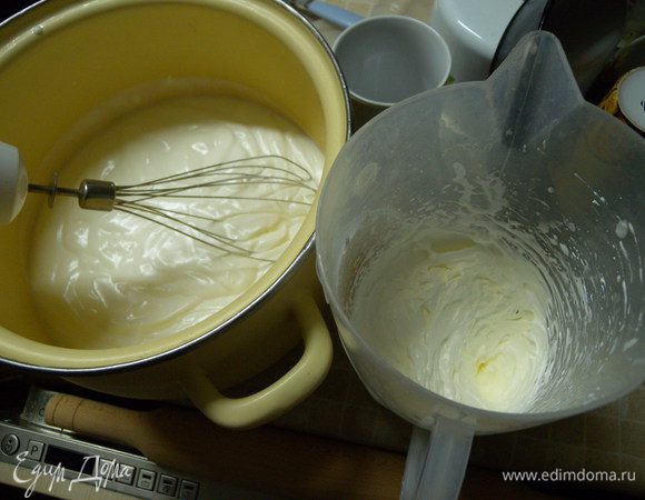 Взбить отдельно сметану с сахаром в стойкий крем. Взбить отдельно сливки. Растворить желатин в небольшом количестве кипятка. Соединить со сметанным кремом. Потом все быстро смешать со сливками и ванилином. 