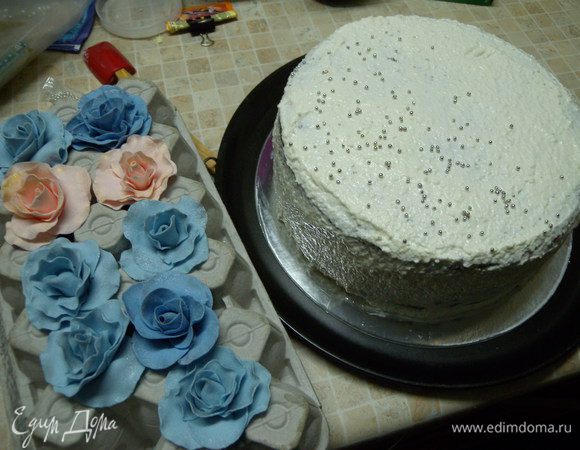 Собрать торт, обмазать кремом сверху. Только быстро а то он быстро застывает. 