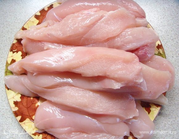 Мясо отделить  от костей и порезать полосками.