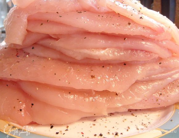 Отбить. Посолить и поперчить. Смазать майонезом  и оставить на 15-20 минут.