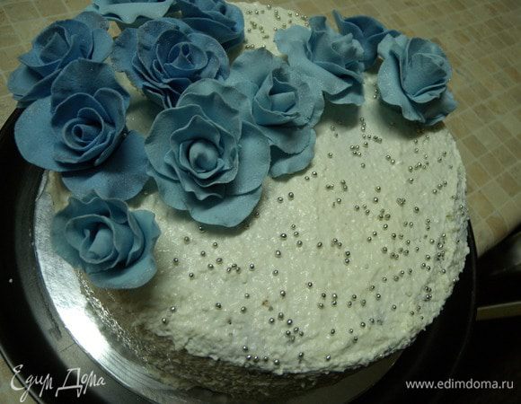 Перед самой подачей украсить цветами и бусинками. 